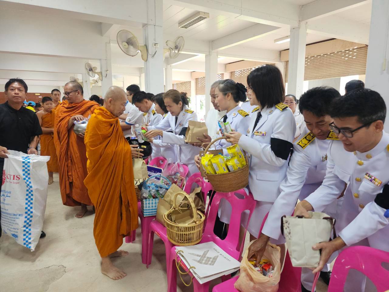 title - ส.ป.ก.แพร่ ร่วมพิธีทำบุญตักบาตรถวายพระราชกุศลและวางพวงมาลา  เนื่องในวันนวมินทรมหาราช 13 ตุลาคม 2569